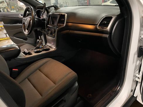 Used 2019 Jeep Grand Cherokee Laredo w/ Security & Convenience Group image 19