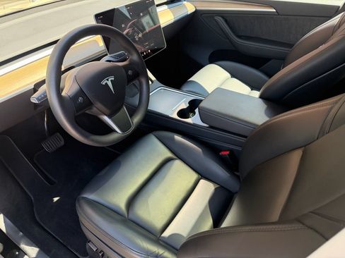 Used 2023 Tesla Model Y Long Range AWD/4WD image 2