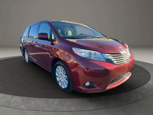 Used 2016 Toyota Sienna XLE w/ XLE Navigation Package image 3