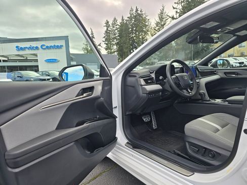 Used 2025 Toyota Camry SE w/ Convenience Package image 3