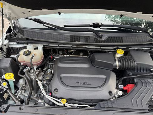 Used 2023 Chrysler Pacifica Touring-L image 29