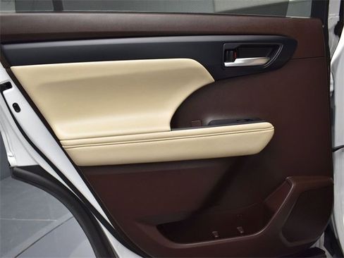 Used 2022 Toyota Highlander XLE image 16