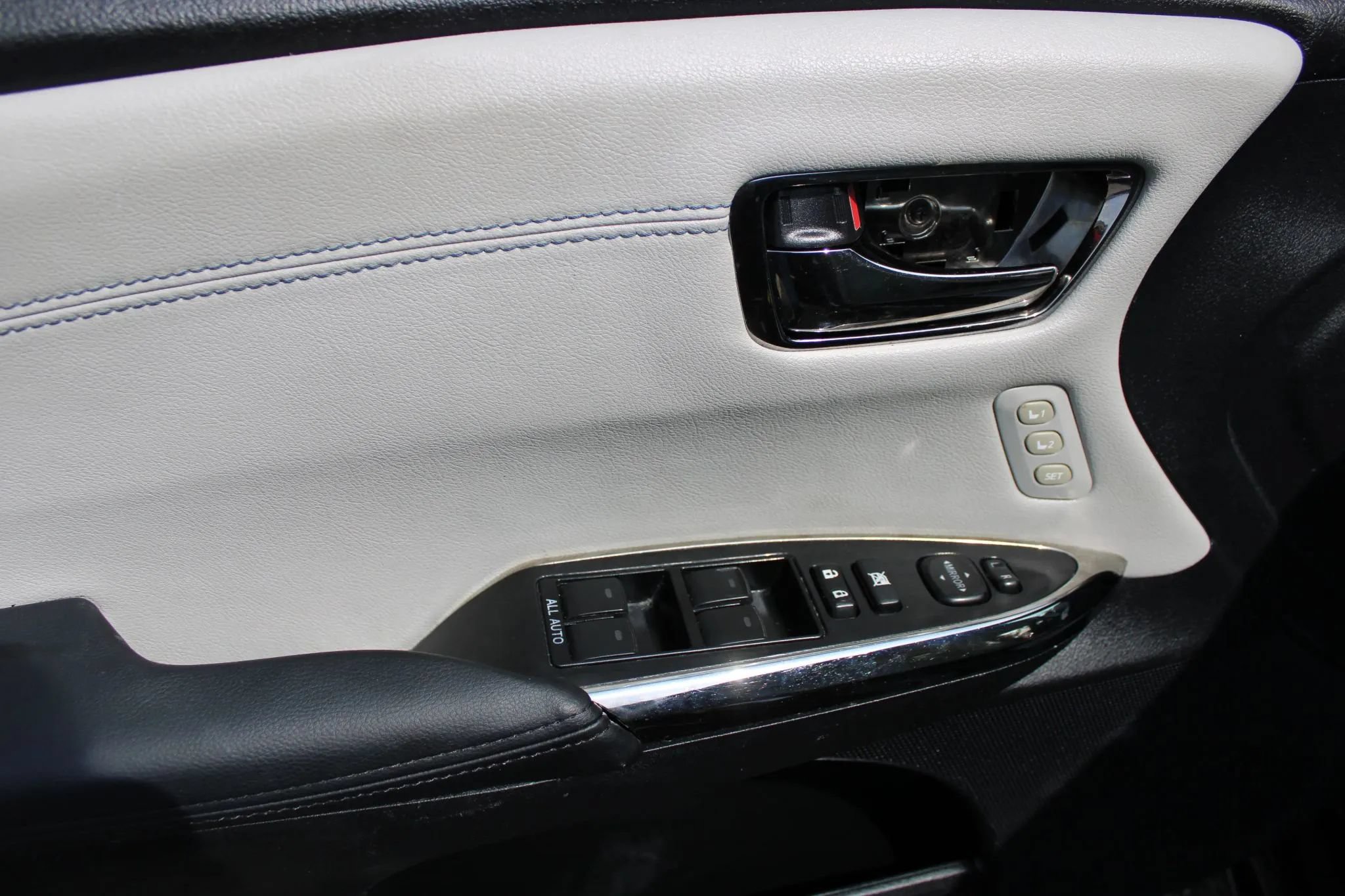 Used 2013 Toyota Avalon Limited FWD image 9