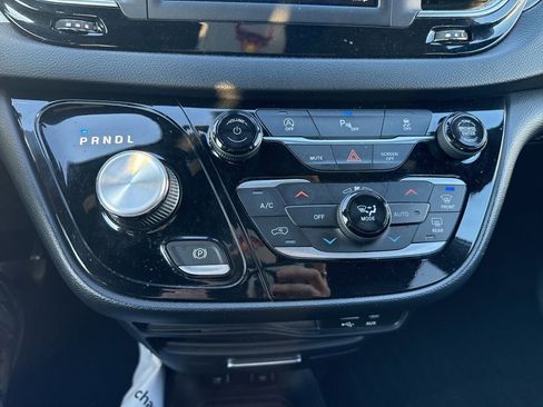 Used 2020 Chrysler Pacifica Touring w/ S Appearance Package image 17