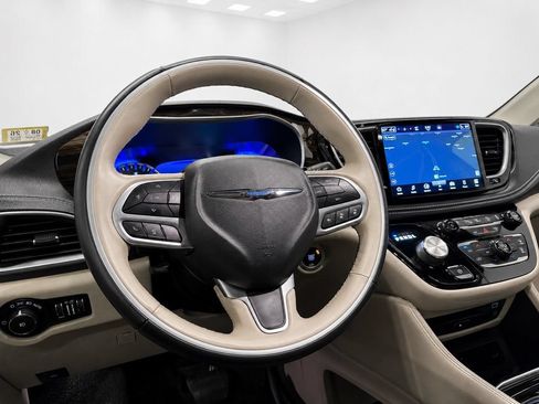 Used 2021 Chrysler Pacifica Limited w/ Uconnect Theater Family Group AWD/4WD image 33