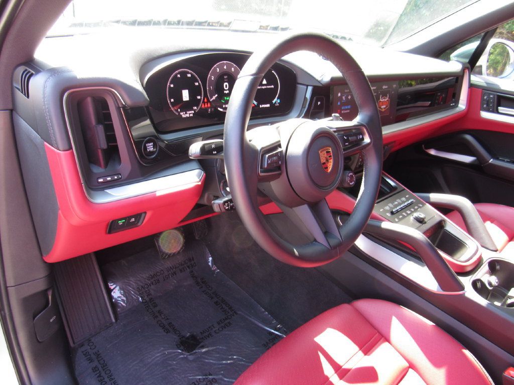 Certified 2025 Porsche Cayenne E-Hybrid AWD/4WD image 4