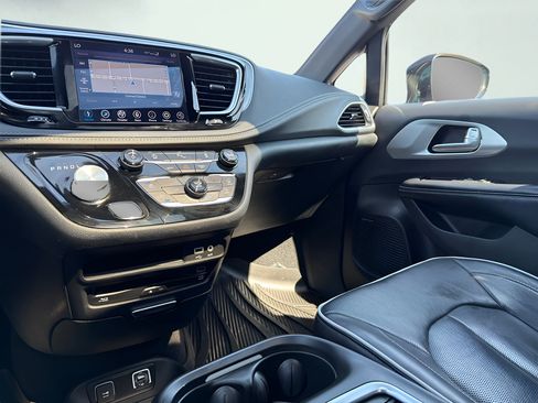 Used 2020 Chrysler Pacifica Limited FWD image 53