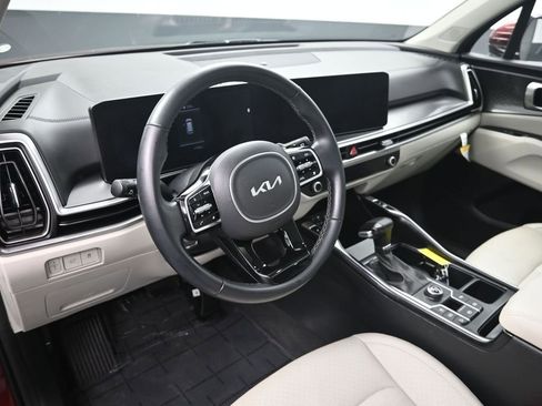 Certified 2025 Kia Sorento EX w/ Panoramic Sunroof Package image 13