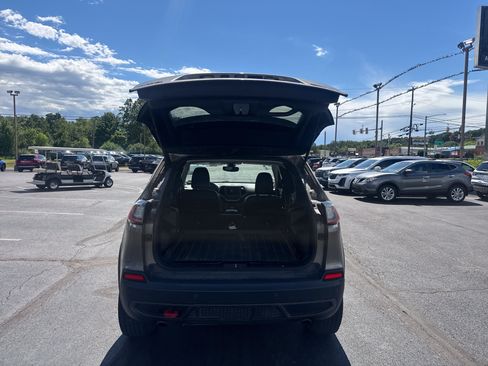 Used 2020 Jeep Cherokee Trailhawk w/ Comfort/Convenience Group AWD/4WD image 5