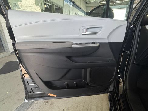 Used 2025 Toyota Sienna XLE FWD image 18