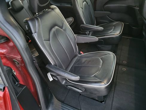 Used 2025 Chrysler Pacifica Limited image 12