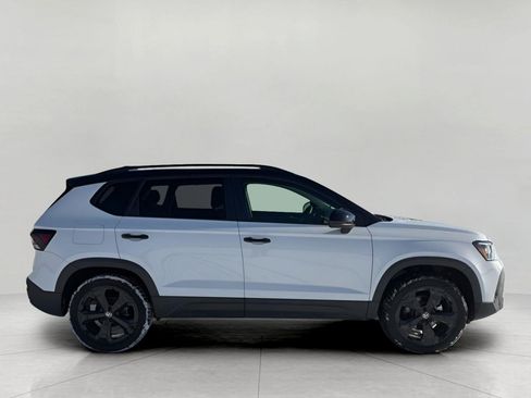 Used 2025 Volkswagen Taos SE AWD/4WD image 8