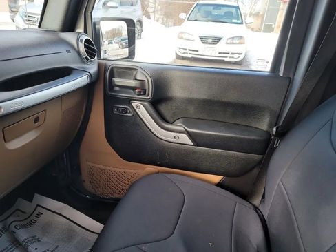 Used 2017 Jeep Wrangler Unlimited Rubicon w/ Connectivity Group image 17