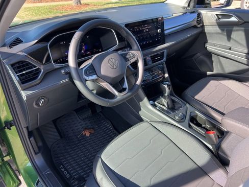 Used 2025 Volkswagen Taos SE image 14