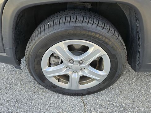 Used 2023 Jeep Compass Sport image 38