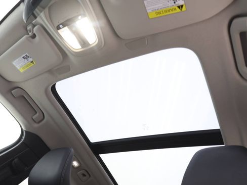 Certified 2025 Volvo XC40 B5 Plus w/ Protection Package Premier image 20