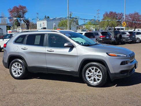 Used 2017 Jeep Cherokee Latitude w/ Comfort/Convenience Group image 3