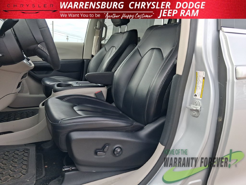 Used 2023 Chrysler Pacifica Touring-L FWD image 13