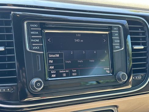 Used 2019 Volkswagen Beetle 2.0T SE image 16