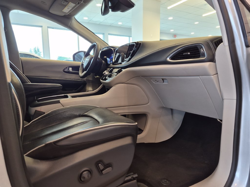 Used 2023 Chrysler Pacifica Limited FWD image 25