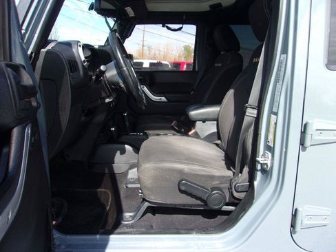 Used 2015 Jeep Wrangler Unlimited Sahara AWD/4WD image 14