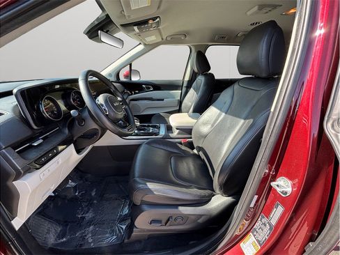 Used 2023 Kia Carnival EX image 2