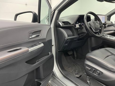 Used 2021 Toyota Sienna XSE w/ XSE Plus Package AWD/4WD image 18