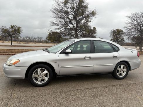 Used 2002 Ford Taurus SES image 2