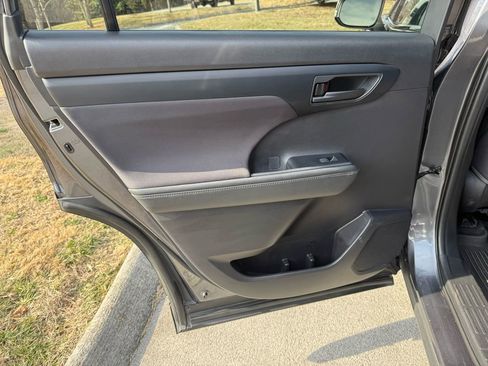 Used 2020 Toyota Highlander L image 24