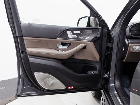 Used 2025 Mercedes-Benz GLS 580 4MATIC image 5