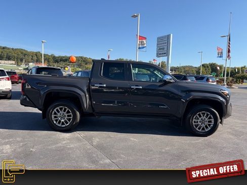 Used 2024 Toyota Tacoma 4x4 Double Cab image 4