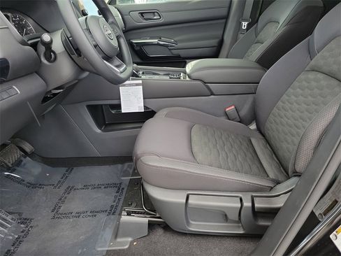 New 2025 Nissan Pathfinder S image 14