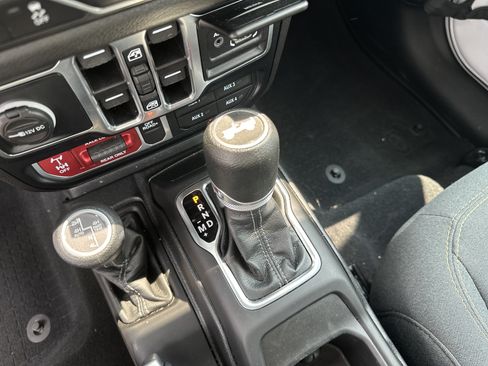 Used 2024 Jeep Wrangler Unlimited AWD/4WD image 24
