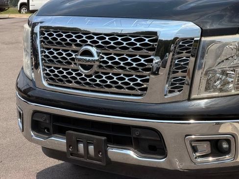 Used 2017 Nissan Titan SV RWD image 6