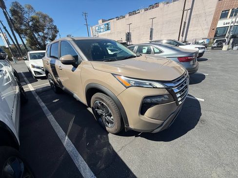 Used 2025 Nissan Rogue SV FWD image 3