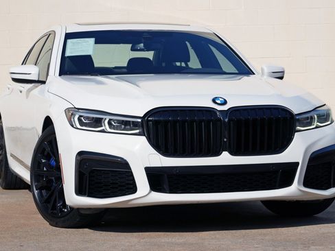 Used 2022 BMW 740i w/ M Sport Package RWD image 4
