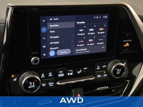 Used 2023 Toyota Highlander XLE image 2