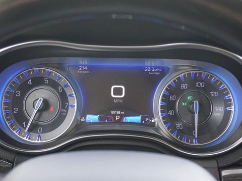 Used 2018 Chrysler 300 Limited AWD/4WD image 38