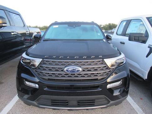 Used 2023 Ford Explorer XLT w/ Equipment Group 202A RWD image 2