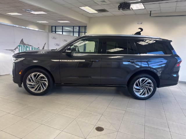 Used 2025 Lincoln Navigator Reserve AWD/4WD image 4