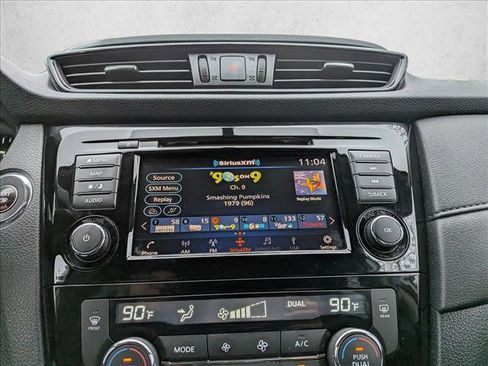 Used 2018 Nissan Rogue SV w/ Premium Package image 13