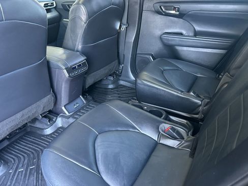Used 2022 Toyota Highlander XLE AWD/4WD image 11