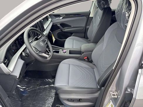 New 2025 Volkswagen Tiguan SE image 5