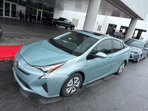 Used 2018 Toyota Prius Three w/ Advanced Technology Package FWD image 3