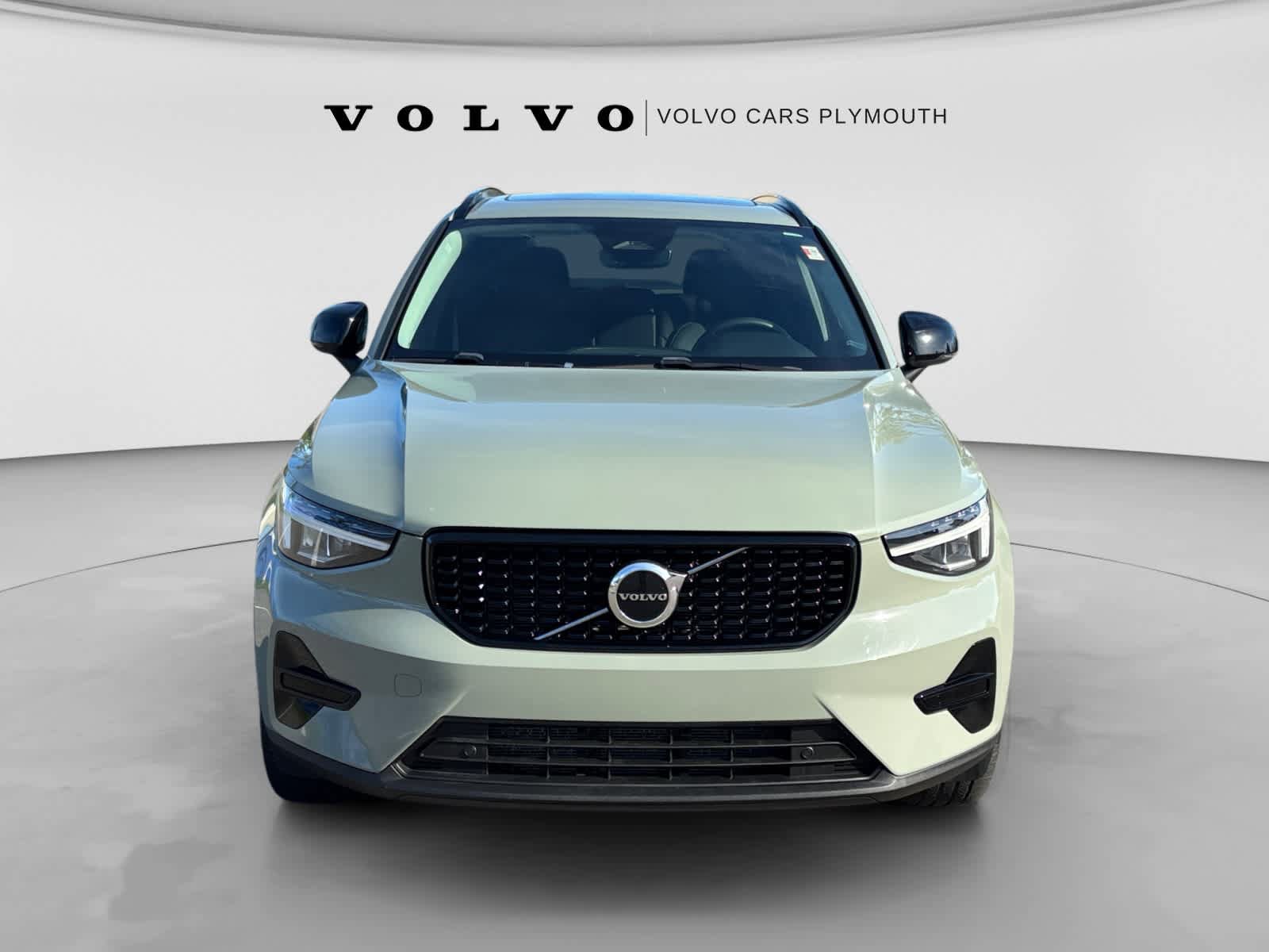 Used 2024 Volvo XC40 B5 Core w/ Climate Package AWD/4WD image 2