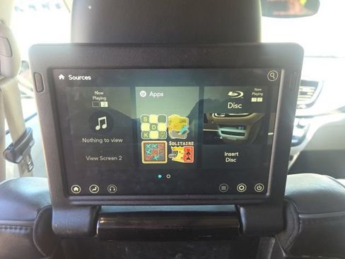 Used 2017 Chrysler Pacifica Limited w/ UConnect Theater Package FWD image 18
