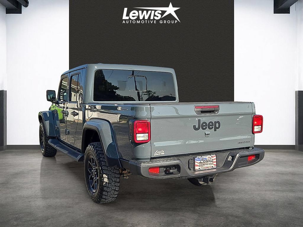 Used 2025 Jeep Gladiator Sport AWD/4WD image 6