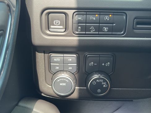 Used 2023 Chevrolet Tahoe Z71 w/ Luxury Package AWD/4WD image 34