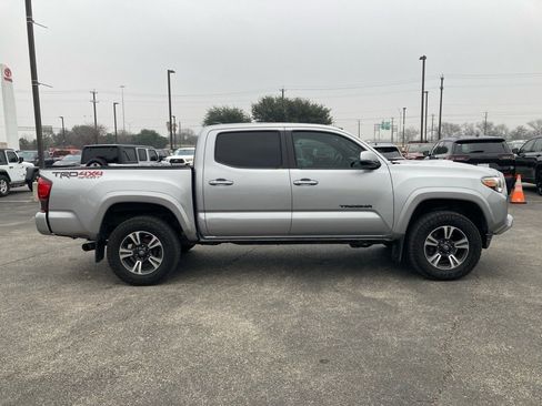 Used 2018 Toyota Tacoma TRD Sport w/ Technology Package image 4