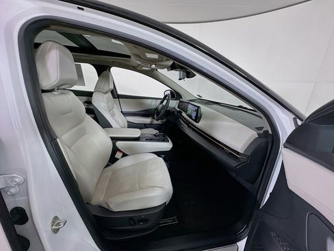 Used 2023 Nissan Ariya FWD image 34